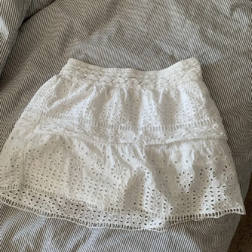 Säljer min vita zara kjol köpt förra året då den blivit för liten!💗💗. Kjolar.