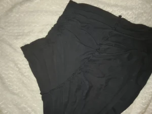 Svart kjol - Säljer denna gulliga svarta kjolen. Säljer pga att den inte kommer till använding längre. Annars som nyskick.