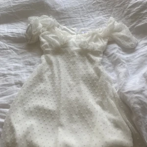 Klänning  - Säljer denna fina klänningen som jag köpte på nelly. Använt den en gång!