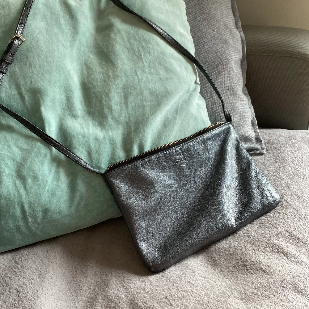 Crossbody i fint skick Blågrå metallic  Inga små innerfack. Väskor.