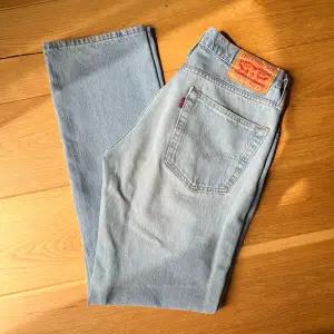 Säljer mina älskade vintage Levi’s jeans, sparsamt använda! Dom är insydda i midjan, passar bäst en XS/S.