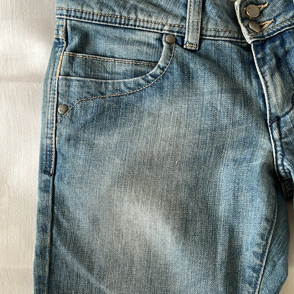 Jag säljer dessa blåa jättesnygga lågmidjade jeans. Jag köpte dom på Plick för 495kr men dom är tyvärr lite för långa på mig. De två första bilderna är från den som sålde jeansen till mig nya. Hör av er vid frågor💕💕💕. Jeans & Byxor.