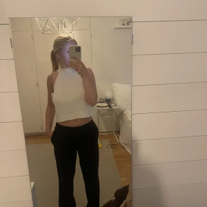 Stickad halternecktop - Säljer denna vita fina stickade halternecktop i storlek M💓