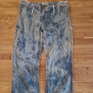 Custome made carhartt pants - I boght these like 2 months ago, had em on only 3-4 times.  They are straight cutt 100% cotton jeans with a custom unique pattern  Size 36x32  Im 178cm and 86kg athletic build they fit me greate but the waist is a bit big for and i dont like wearing belts
