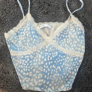 Blå topp - Säljer denna topp med spets ifrån bershka i storlek S men är som Xs💙🤍