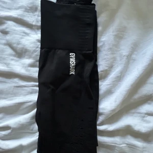 Gymshark tränings tights  - Säljer mina gymshark träningtights i storlek xs då det inte kommer till andvändning. Är lite långa på mig som är 158cm! Nypris ca 600kr