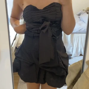 Bandeau klänning  - En svart fin bandeau klänning, köpt här på plick för 350kr, säljer vidare då den är för liten (lånade bilder) 