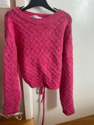 Stickad rosa topp - En gullig rosa topp från zara. Köpt förra hösten. Använd endast 1 gång så är i väldigt bra skick!💕💞