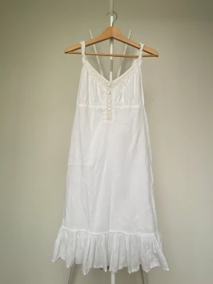 Yest klänning  - En yest klänning som jag köpt begagnat och är en perfekt sommar klänning. Jag är 163 cm och går ca 1dm från mina knän. Storlek 40 men skulle mer säga att de passar en XS-M. Pris kan diskuteras via kontakt💕