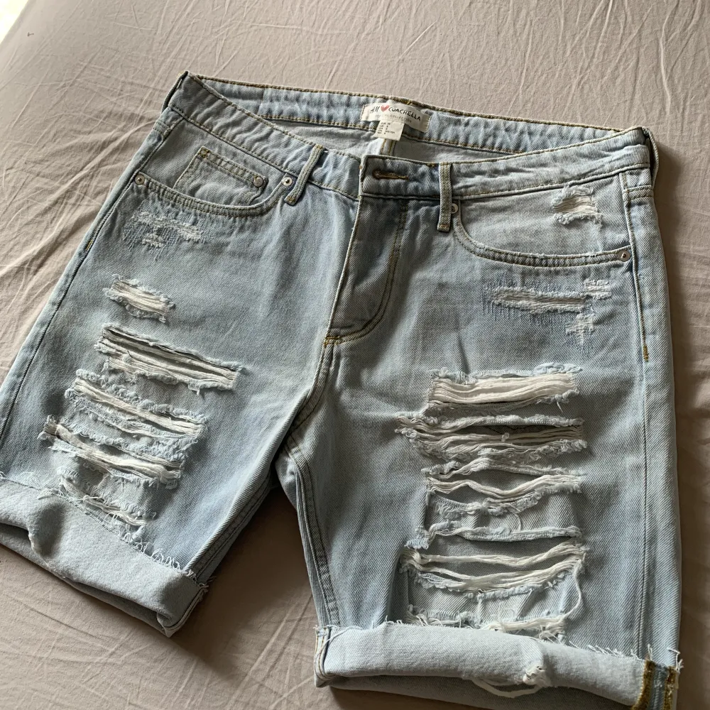 Säljer en helt oanvänd jeansshorts från Coachella i stolek 38.💕. Jeans & Byxor.