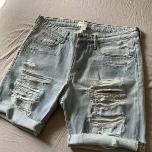 Säljer en helt oanvänd jeansshorts från Coachella i stolek 38.💕