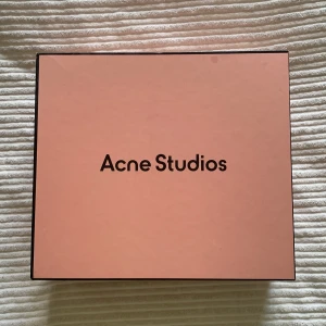 Acne studios stövletter - I bra skick, litet skav längst fram på ena skon som knappt syns. Klack på 9 cm. Tillverkade i Italien,Vera cuelo november 2021