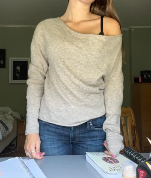 off shoulder tröja - stickad urringad tröja som man kan bära på lite olika sätt😍 står storlek xs i tröjan men den passar mig perfekt som brukar ha m. passar även andra storlekar beroende på hur man vill ha den! från hunkydory🥰