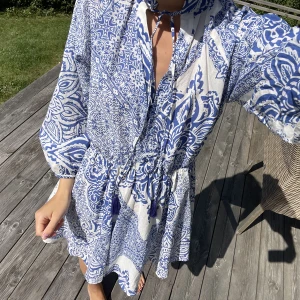Zara klänning  - Säljer denna fina zara klänning som är perfekt till middag eller på stranden i sommar 🌸❤️💞 oanvänd, bara testad. Nypris 429. Passar xs-m beroende på önskad passform