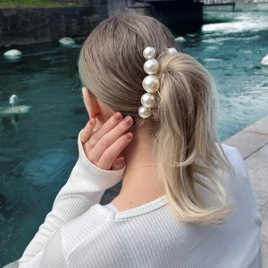 Hårklämma ”Snäcka” - ”Snäcka” inne på lager, somrig håraccessoar!