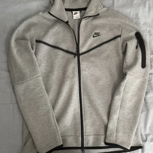 Nike tech fleece - Säljer min gråa Nike tech fleece då den är lite för stor och använder inte den alls, storlek M. Pris kan diskuteras.
