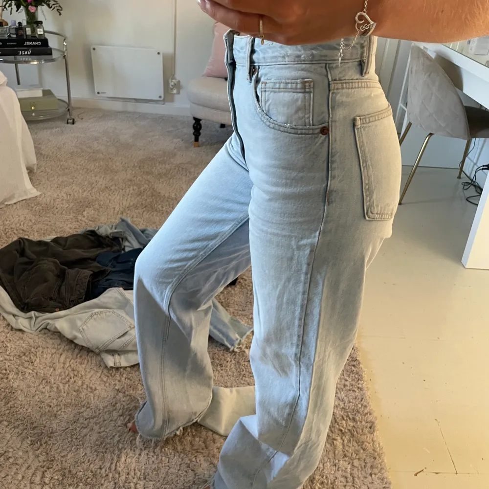 Superfina jeans från zara med passform åt baggy hållet. Aldrig använda. Väldigt långa på mig som är 175. Jeans & Byxor.