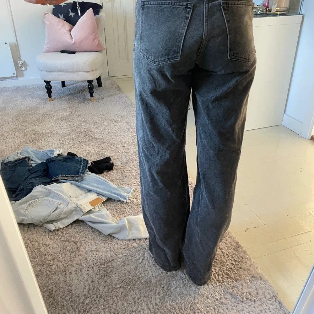 Superfina mörk gråa jeans från monki. Lite mer baggy. Knappt använda så de är i nyskick. Jag är ca 175 cm å dom är perfekta i längden på mig. Jeans & Byxor.