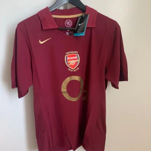 Arsenal Retro 05/06 Tröja - Säljer min helt nya arsenal retro tröja, perfekt och fin till sommaren, tags och påse ingår. Frågor hör av! Passar 180-186 cm