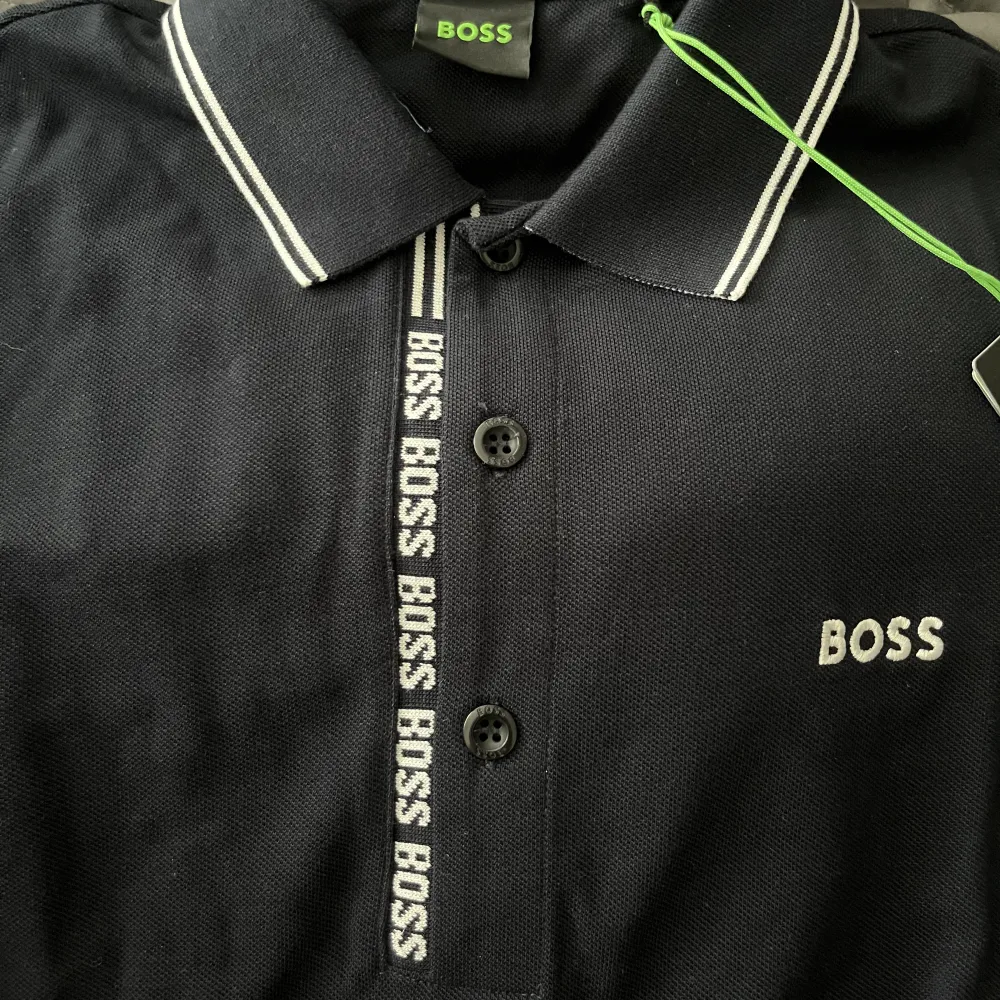 Äkta boss tröja köpt för 1389kr, aldrig använd eller testad. Prislapps och låda finns kvar.. T-shirts.