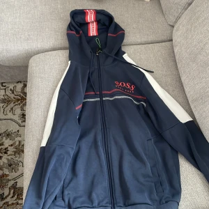 Hugo boss - Säljer denna hugo boss hoodien  Storlek:s  Våldigt lite använd 