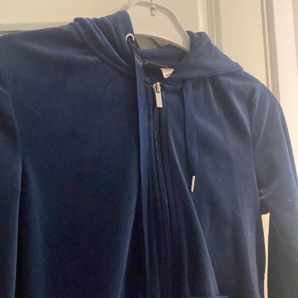 En super gosig tröja ifrån Gina tricot! Säljer för hänger bara i garderoben så kommer ej till användning 🥰 Jättevarmt och mysig! 💞. Tröjor & Koftor.