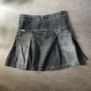 Miss Sixty y2k jeans skirt - Köpt vintage i London, säljer pga lite stor för mig. Skriv för fler bilder!