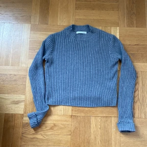 Ribbstickad tröja från Pull&Bear  - Grå tröja i kort modell från Pull&Bear  Storlek: S