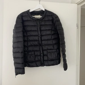 Tunn dunjacka  - Svart tunn dunjacka från Lindex 