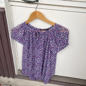 Tunn blus från Zara - Tunn blus i Polyester. Med mudd i midjan Storlek: M