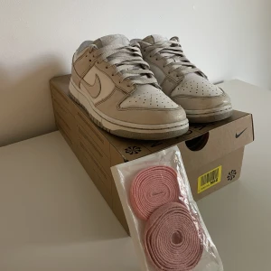 Nike Dunk Next Nature  - Säljer ett par sparsamt använda Nike Dunk Next Nature.  Säljs i orginalbox med extra par skosnören.  Storlek 38,5/39 men kan även passa 38.   Nypris: 2100kr