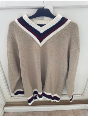 Stickad Tröja - Säljer nu denna stickade tröja från Yoke då den är lite för stor för mig. Använd ca 2-3 gånger så inga ”flaws” alls. Hör av er vid frågor! Pris kan diskuteras 