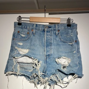 Levisshorts - Levis 501 shorts med fem knappar. ”Sliten” stil. W25 så är ganska små i storleken.
