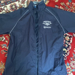 Vintage reebok vindjacka - Tjo, håller på rensa garderoben och hitta denna snygga vintage reebok vindjackan. Stilren och i perfekt skick. 