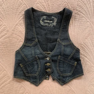 Jeans väst - Så cool jeansväst i fint skick!! Passar mig som är XS/S men kan även passa större storlekar om man har den uppknäppt 🤍