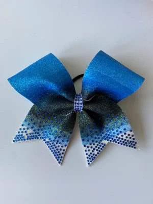 Cheerbow - Cheerbow i fint skick, använd fåtal gånger. Saknar någon diamant här och där, men det är inget man lägger märke till. Säljer fler cheerbows ifall ni är intresserade