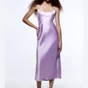 Helt ny oanvänd lila klänning från Zara, i storlek S. Lappen är kvar och den är endast testad🩷💜 Pris går att diskutera! Köparen står för fraktkostnaden🩵🩷