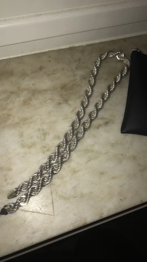 Cordell länk 925 silver 10 mm väger cirka 200 g - Nyskick köpt hos kejsar.se för en månad sen säljs för vill köpa något annat  smycke  köpte denna kedja för 3899 nu säljer jag denna för 3000 möts i Stockholm bedrägeri eller annan sorts oseriöst tolereras ej