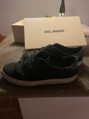 Axel arigato skor - Tjena säljer ett par Arigatos i storlek 44 använd ett fåtal gånger!