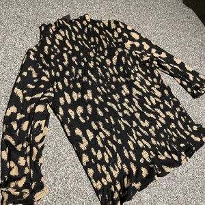 Blus - Superfin blus med volang ner till, stretchig