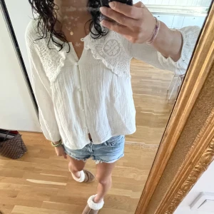 Zara blus/skjorta - Blus/skjorta köpt från Zara barn avdelningen. Super fin till nu sommaren på stranden men även på middagar och liknande. Skicka om frågor💕