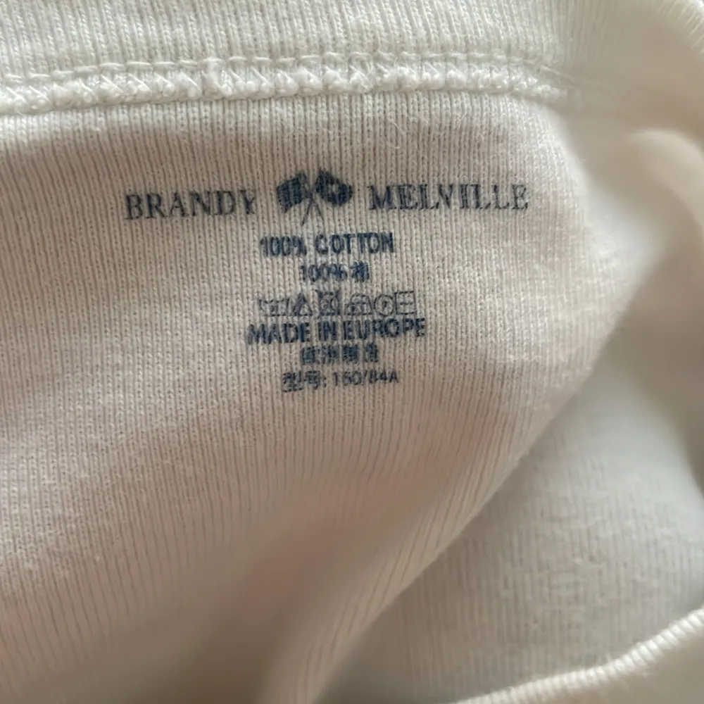 En basic t-shirt från Brandy Melville, näst in till oanvänd. Skicka om frågor💕. T-shirts.