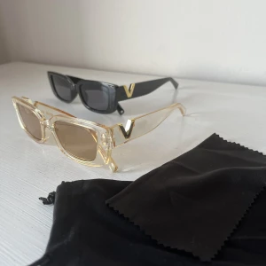 Solglasögon  - Helt nya solglasögon i förpackning. Rengöringsduk och mjukt fodral medföljer.  Finns i både beige och svart Skriv för fler bilder  Finns fåtal kvar av varje!