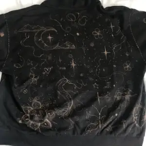 En svart hoodie som jag målat med klorin på frihand, budgivning!! Fråga gärna om fler bilder 💕
