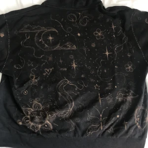 Blekt hoodie  - En svart hoodie som jag målat med klorin på frihand, budgivning!! Fråga gärna om fler bilder 💕