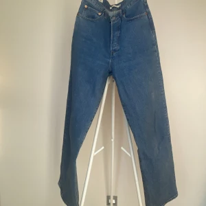 Levis jeans - Levis jeans i storlek W27/L29 i modellen ”ribcage straight”, en högmidjad jeans modell. För mig som har de suttit låg midjat då de för mig e lite oversized. Längden på mig e perfekt men jag gillar lite längre jeans och jag är 163 cm lång Som nya