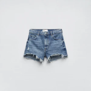 Zara jeans shorts - Säljer dessa skit snygga jeans shorts ifrån zara då de ej kommer till användning. Endast användna 1 gång. Kom privat vid fler frågor❤️