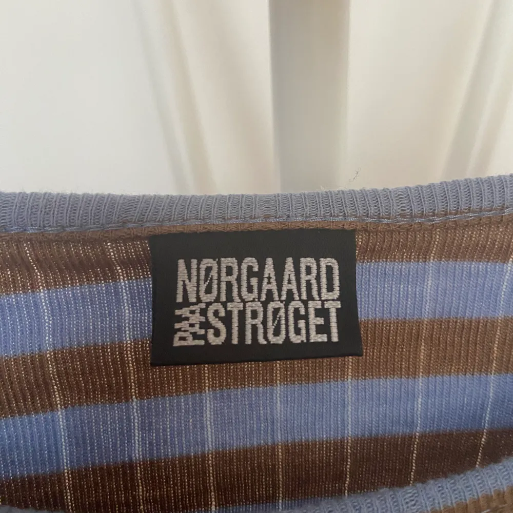 En randig tröja i beige och blå från Nørgaards PAA Strøget i one size Väldigt stretchig och mjukt matetial . Toppar.