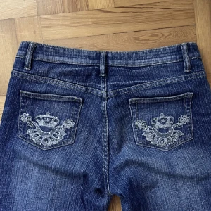Lågmidjade bootcut jeans - Säljer nu dessa jätte snygga lågmidjade bootcut jeans köpta här på plick. Står att storleken är 40, men sitter perfekt på mig som brukar ha S // Xs. Säljer då de ej kommer till användning längre😄 ‼️inte mina bilder, kan även mötas‼️