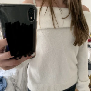 Off shoulder tröja - säljer denna fina off shoulder tröja💕